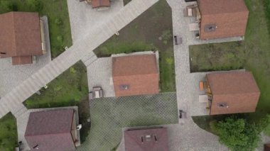 Büyüleyici bir kuş bakışı manzara sergiler. Huzurlu bir mahalle. Hoş evler ve yemyeşil bahçelerle dolu. Kırp