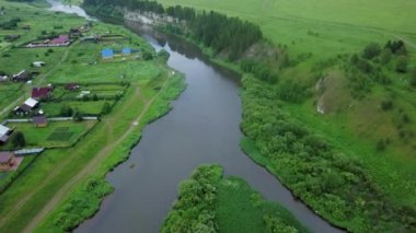 Göz kamaştırıcı bir hava manzarası serin bir nehri yakalıyor yemyeşil ve büyüleyici bir köyde zarafetle süzülüyor. Menkul Kıymetler