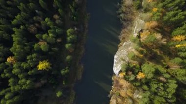 Bu çarpıcı hava manzarası kıvrımlı bir nehri yakalar canlı ve renkli sonbahar yapraklarıyla sarmalanır. Menkul Kıymetler