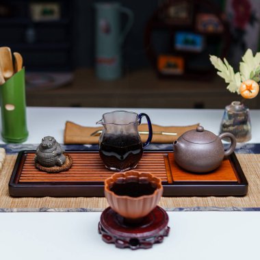 Bu kahve, güzel bir çaydanlık ve zarif dekoratif elementler içeren çok güzel düzenlenmiş bir teaware seti.