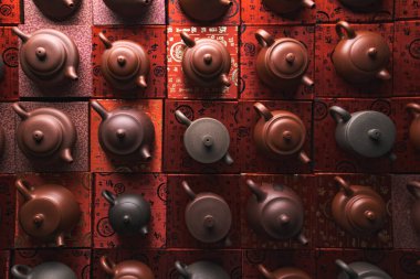 Özgün çay demliklerinin zarif bir şekilde sergilenmesi, çay kültürü meraklıları için mükemmeldir.