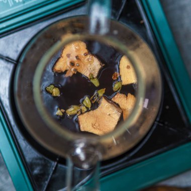 Koyu bir içeceğe güzel karışan çeşitli baharatların baştan çıkarıcı görüntüsü, o samimi anlar için mükemmel.