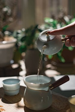 Geleneksel zanaatkarlığı ve nihai sükuneti ön plana çıkaran güzel, sakin bir çay anı.