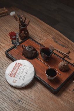 Zarif bir çay seti ahşap bir tepside, incelikli işçilik ve kültür mirası sergileniyor..