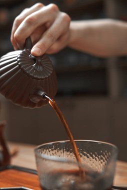 Geleneksel demleme teknikleri ve estetik çekiciliği sergileyen bir çay kadehinin zarafetini yakalayın.