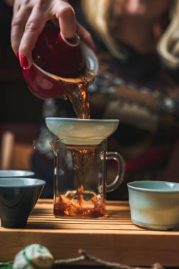 Huzurlu ve huzurlu bir çay anı. Geleneksel yöntemlerle ustalıkla hazırlanmış, samimi ve davetkar bir ortam.