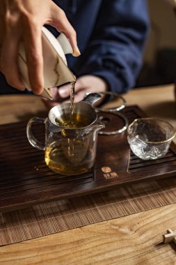 Huzurlu ve sakin bir çay demleme sahnesi çay hazırlama sanatını ve becerisini çok güzel sergiliyor.