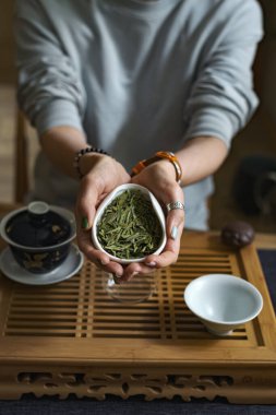 Huzurlu ve huzurlu bir an güzel bir şekilde sergileniyor taze toplanmış yeşil çay yaprakları demlenmeye hazır