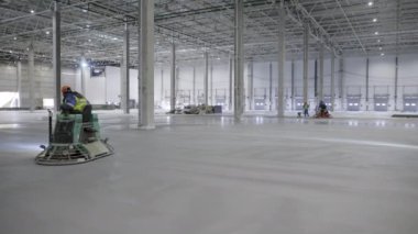 Yeni tamamlanan beton döşeme şu anda yapım aşamasında olan geniş bir sanayi tesisine monte edildi. Kırp