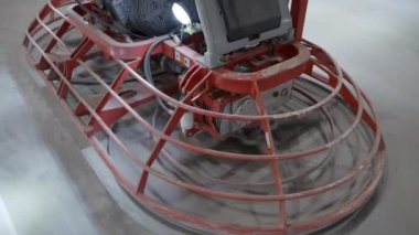 Beton bir bitiş makinesi, inşaat sahalarında pürüzsüz ve seviye yüzeyler yaratmak için aktif olarak çalışıyor. Kırp