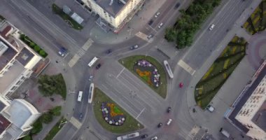 Çiçek tasarımları ve çevre yollarla süslenmiş işlek bir şehir kavşağının çarpıcı hava manzarası. Menkul Kıymetler