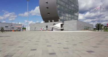 Çarpıcı ve göz alıcı bir modern bina, yenilikçi bir tasarım ve geniş açık alanlar. Menkul Kıymetler