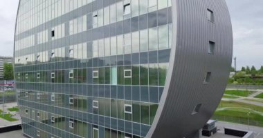 Modern mimari yeniliğin çarpıcı ve dikkate değer bir örneği gerçekten benzersiz bir kavisli yapıya sahiptir. Menkul Kıymetler