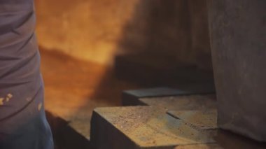 Yetenekli bir zanaatkar, loş aydınlatılmış bir atölye içinde karmaşık ve ayrıntılı bir çalışmayla derinden ilgilenir. Menkul Kıymetler