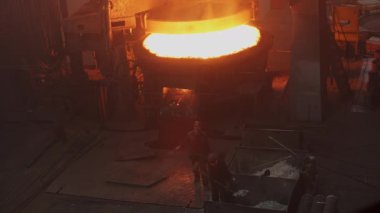 Erimiş metal ustalıkla metal işleme süreçlerini ve tekniklerini sergiliyor.