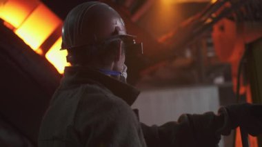 Yetenekli bir işçi canlı bir metal dökümhanesinde kalite ve güvenliği sürekli olarak sağlayarak karmaşık operasyonlar yürütür. Menkul Kıymetler