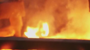 Canlı ve çarpıcı bir alev ve kalın duman gösterisi bir yangın olayının yoğunluğunu etkili bir şekilde yakalıyor. Menkul Kıymetler