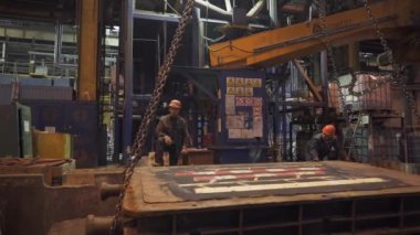 Hareketli bir sanayi bölgesinin önemli ekipman ve makineleri verimli bir şekilde yöneten büyük bir vinç ve işçileri vardır. Menkul Kıymetler