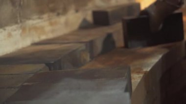 Bu, şık deri çizmeler giyip taş basamaklara basan güzel, gösterişli ayakları olan bir yakın çekim. Menkul Kıymetler