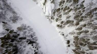 Nefes kesici bir kış manzarasını gösteren çarpıcı bir hava görüntüsü güzel kar ve ağaçlarla süslenmiş. Menkul Kıymetler