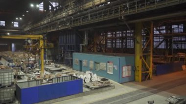 Muhtelif makineler ve iyi organize edilmiş ekipmanlarla etkileyici bir endüstriyel fabrikanın geniş ve geniş bir görüntüsü. Menkul Kıymetler