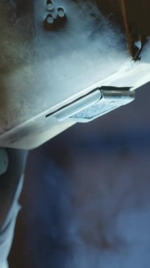 Bir atölye içinde çeşitli işlerle uğraşan yetenekli bir kaynakçı koruyucu ekipman ve dumanın önemini vurguluyor. Menkul Kıymetler