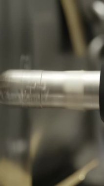 Hassas makine yapımında kullanılan, olağanüstü endüstriyel işçilik sergileyen bir fabrika aletini kapatın. Menkul Kıymetler