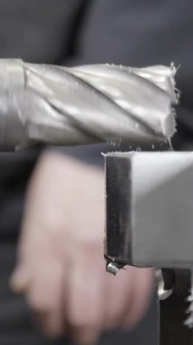 Metal bir yüzeyi mühendislik alanında hassasiyetle işleyen kesme aracının yakından görüntüsü. Menkul Kıymetler
