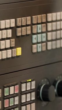 Makineler için endüstriyel kontrol panelinin düğmelerini ustalıkla manipüle etmek. Menkul Kıymetler