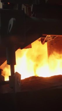 Endüstriyel bir dökümhanede, sıcak erimiş metal fırından sorunsuzca akıyor, zanaat ve enerji sergiliyor. Menkul Kıymetler