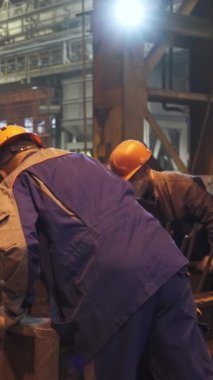 Yoğun bir sanayi ortamında, iki odaklı işçi güçlü takım çalışmalarına ve görevlerine bağlılıklarına örnek teşkil ediyorlar. Menkul Kıymetler