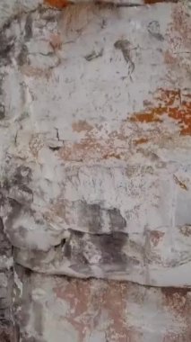 Yıpranmış bir kaya yüzeyinin büyüleyici yakın görüntüsü, karmaşık dokular ve canlı liken desenleri sergiliyor. Kırp