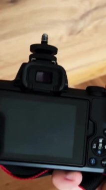 Bu ilgi çekici videoda, bir fotoğrafçı yaratıcı bir ortamda kameralarıyla düşünceli bir şekilde etkileşim kuran anları keşfeder.
