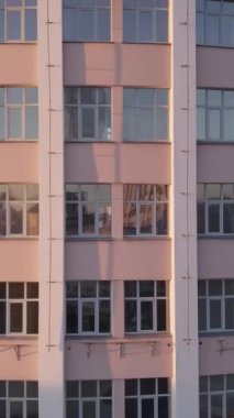 Yuvarlak bir binası ve güzel cam pencereleri olan günbatımı ışığıyla aydınlatılmış modern bir mimari eser. Menkul Kıymetler