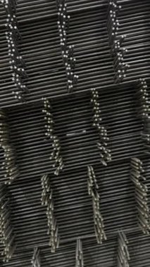 Metalik bileşenlerin katmanlı tasarımı endüstriyel tasarım ve mühendislik uzmanlığının güzelliğini gözler önüne seriyor. Kırp