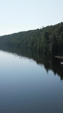 Sakin suları ve doğanın çarpıcı güzelliğiyle dolu yoğun bir ormanla çevrili huzurlu bir göl. Kırp