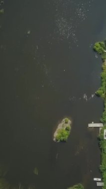 Havadan bakıldığında yemyeşil ve büyüleyici evlerin arasından süzülen sakin bir nehrin manzaralı bir manzara yarattığını görüyoruz. Kırp