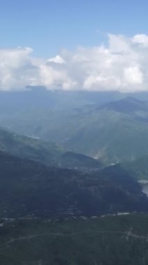 Dağların, vadilerin ve bulutların çarpıcı manzarası inanılmaz bir doğal güzellik ve sükunet sergiliyor. Menkul Kıymetler