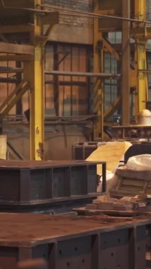 Endüstriyel bir ortam, canlı bir tersane zeminiyle tamamlanmış karmaşık metal yapılar sergiliyor. Menkul Kıymetler