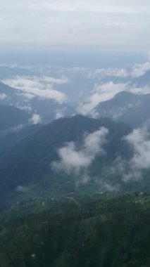 Yumuşak bulutlarla kaplanmış yemyeşil dağların çarpıcı manzarası derin bir sükunet ve güzelliği çağrıştırıyor. Menkul Kıymetler