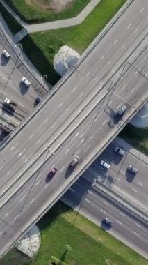Çarpıcı bir hava perspektifi, sürekli hareket halindeki araçlarla dolu kentsel yolları gösteriyor. Menkul Kıymetler