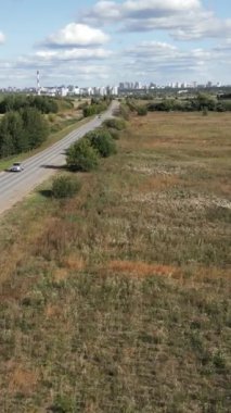 Güneşli bir gökyüzünün altındaki açık araziler boyunca uzanan uzun ve güzel bir otoyolun manzarası. Kırp