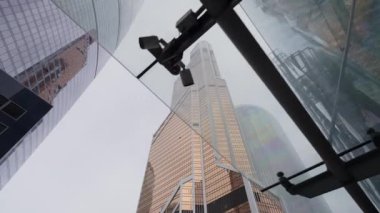 Yerden güzel bir şekilde çekilen, modern mimariyi aydınlatan, nefes kesici bir gökdelen manzarası. Eylem