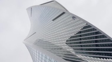 Çarpıcı alçak açı görüntüsü, yenilikçi tasarımı ve eşsiz yapısıyla modern bir gökdeleni vurguluyor. Eylem