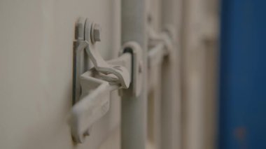 Endüstriyel tasarım ve işlevini vurgulayan bir depo kapağının kilidini kapat. Stock Görüntüsü