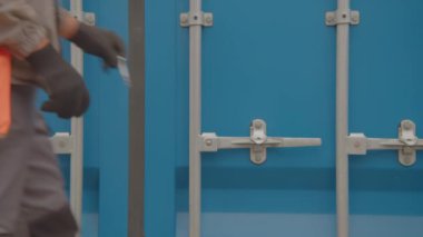 Bir işçi endüstriyel bir konteynırın kilidini kapatır. Yüksek kalite 4K görüntü. Stock Görüntüsü
