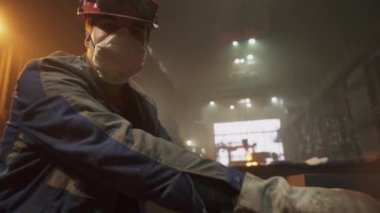 Çalışkan bir depo ya da fabrika işçisi güvenlik için kritik koruyucu giysi giyerken görevlerine odaklanır. Menkul Kıymetler