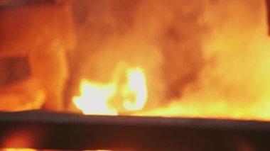 Canlı ve çarpıcı bir alev ve kalın duman gösterisi bir yangın olayının yoğunluğunu etkili bir şekilde yakalıyor. Menkul Kıymetler