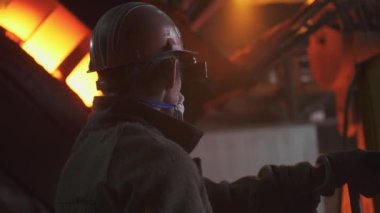 Yetenekli bir işçi canlı bir metal dökümhanesinde kalite ve güvenliği sürekli olarak sağlayarak karmaşık operasyonlar yürütür. Menkul Kıymetler