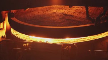 Endüstriyel bir fırında parlayan erimiş metalin kapanması kritik metalurji süreçlerini iş başında gösteriyor. Menkul Kıymetler